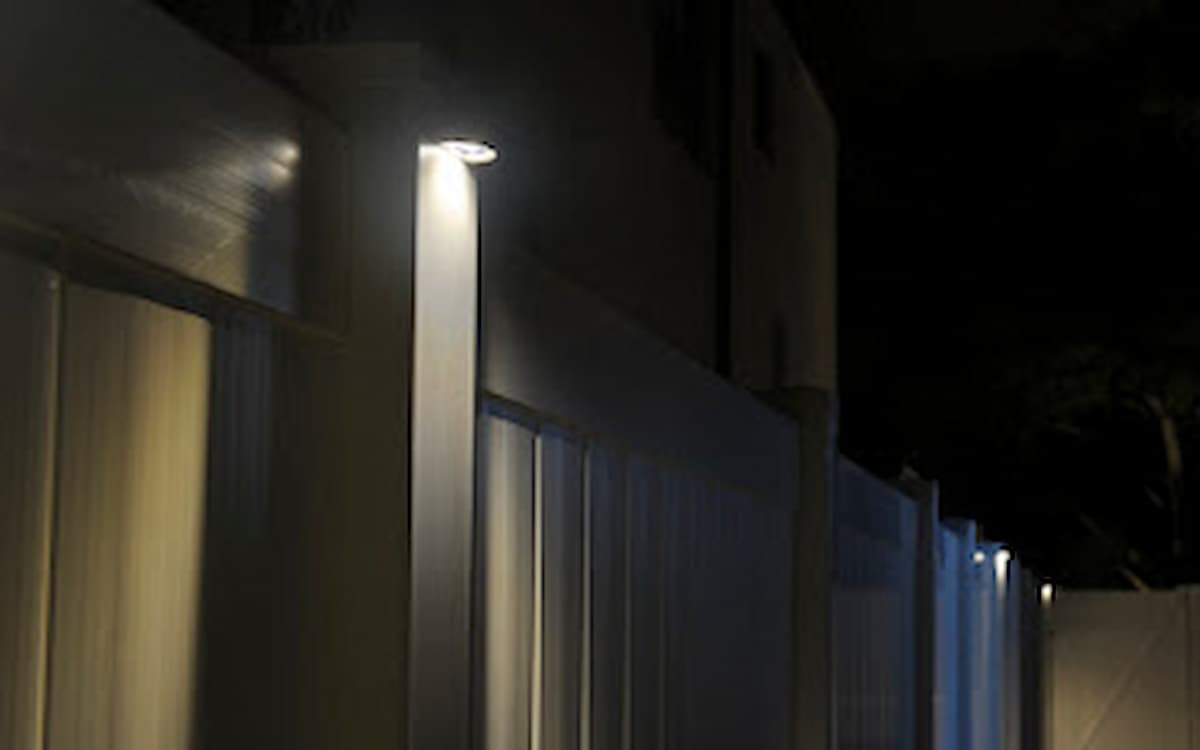 Directional landscape lighting installation by Luna Vista Exterior Lighting