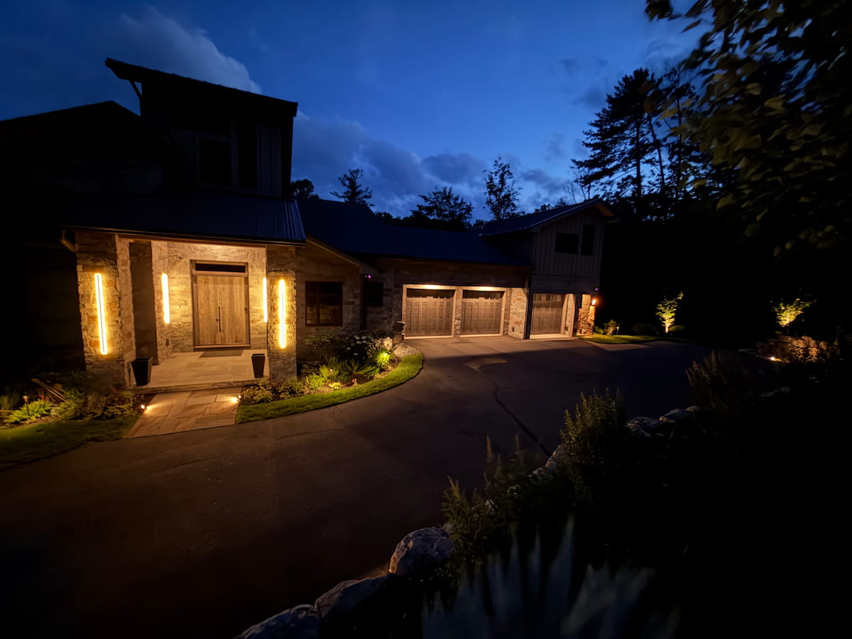 Directional architectural accent lighting by Luna Vista Exterior Lighting