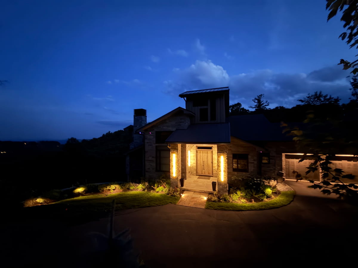 Mountain home exterior architectural lighting at dusk by Luna Vista Exterior Lighting