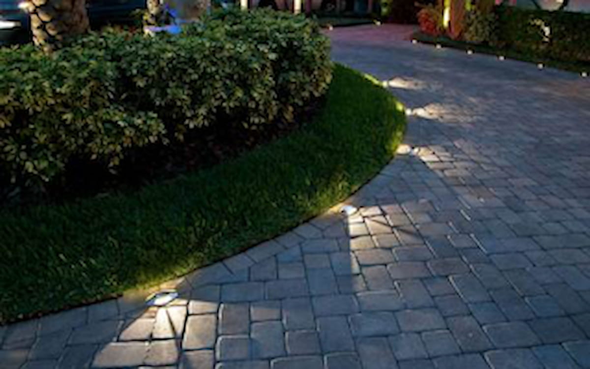 Directional landscape lighting installation by Luna Vista Exterior Lighting