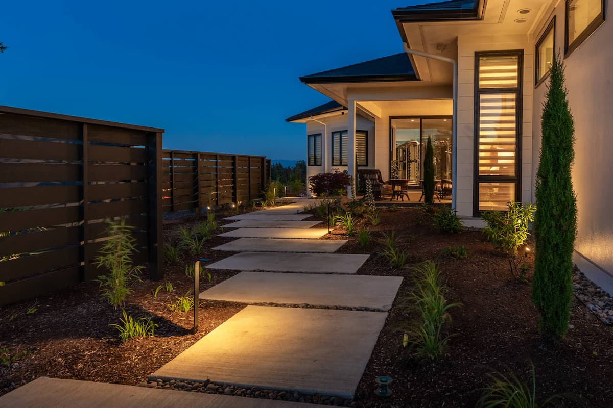 Directional architectural accent lighting by Luna Vista Exterior Lighting