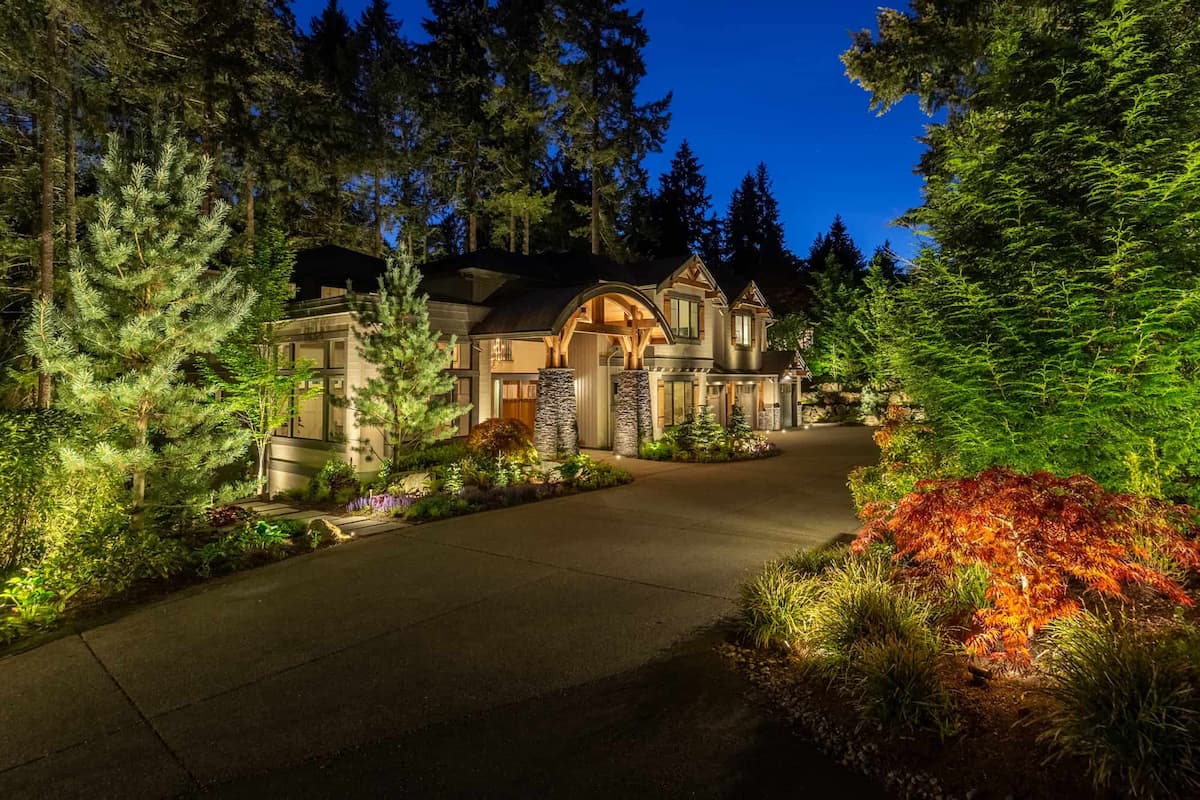 Directional landscape lighting installation by Luna Vista Exterior Lighting