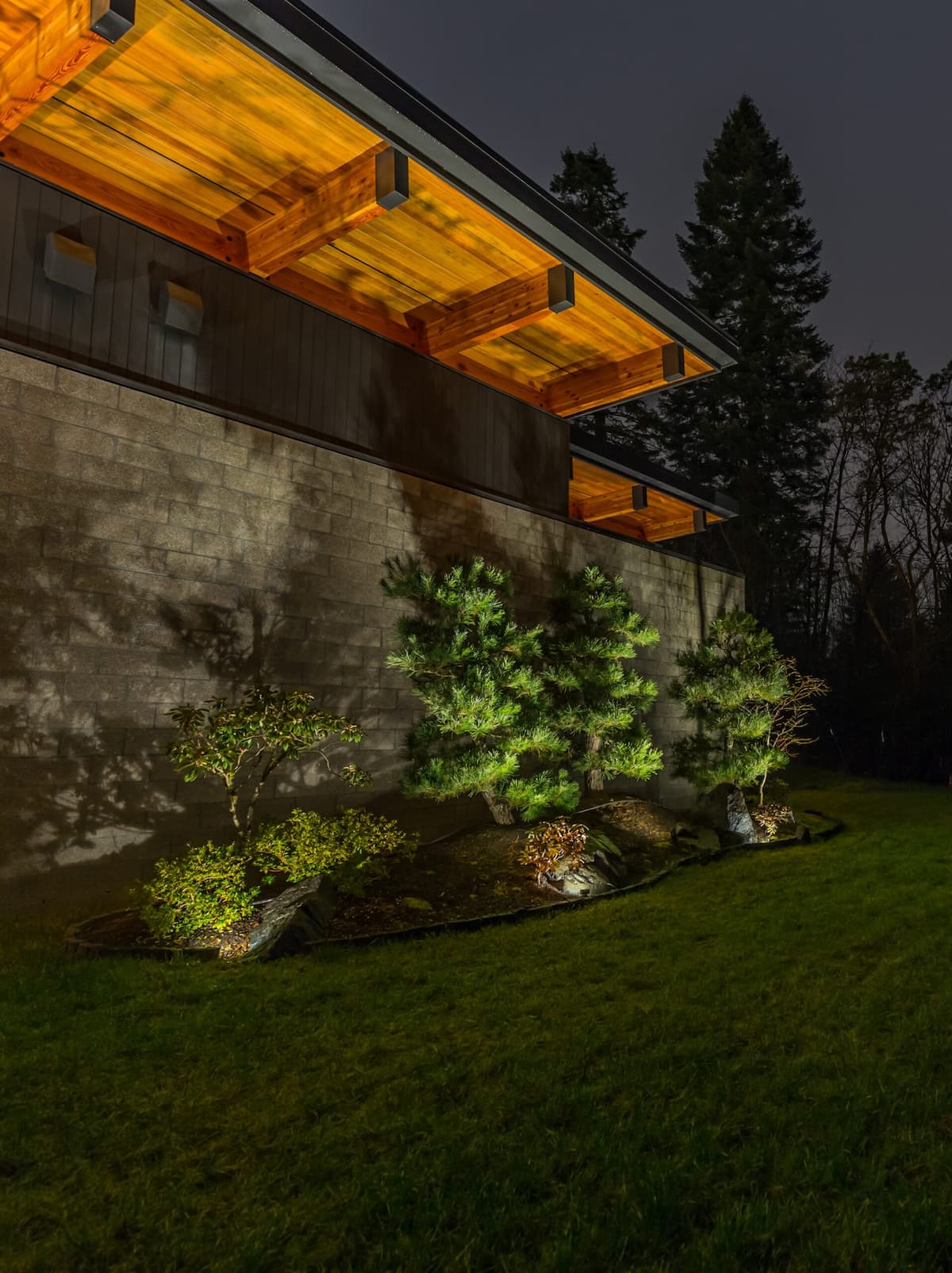 Directional architectural accent lighting by Luna Vista Exterior Lighting