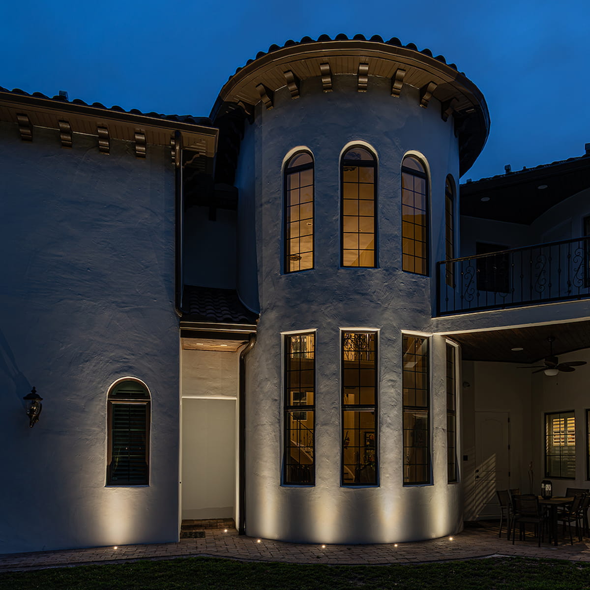 Directional landscape lighting installation by Luna Vista Exterior Lighting